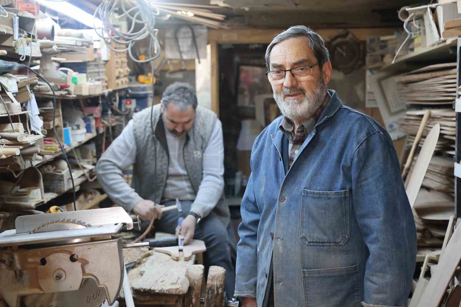 Baba oğul plastiğe karşı ahşap ustalığını yaşatmaya devam ediyor
