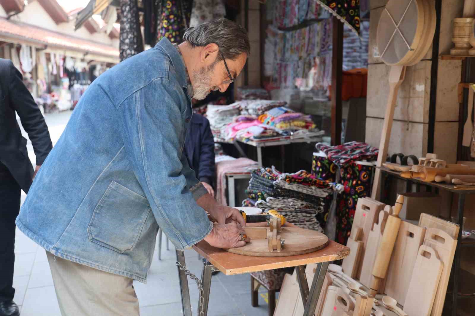 Baba oğul plastiğe karşı ahşap ustalığını yaşatmaya devam ediyor
