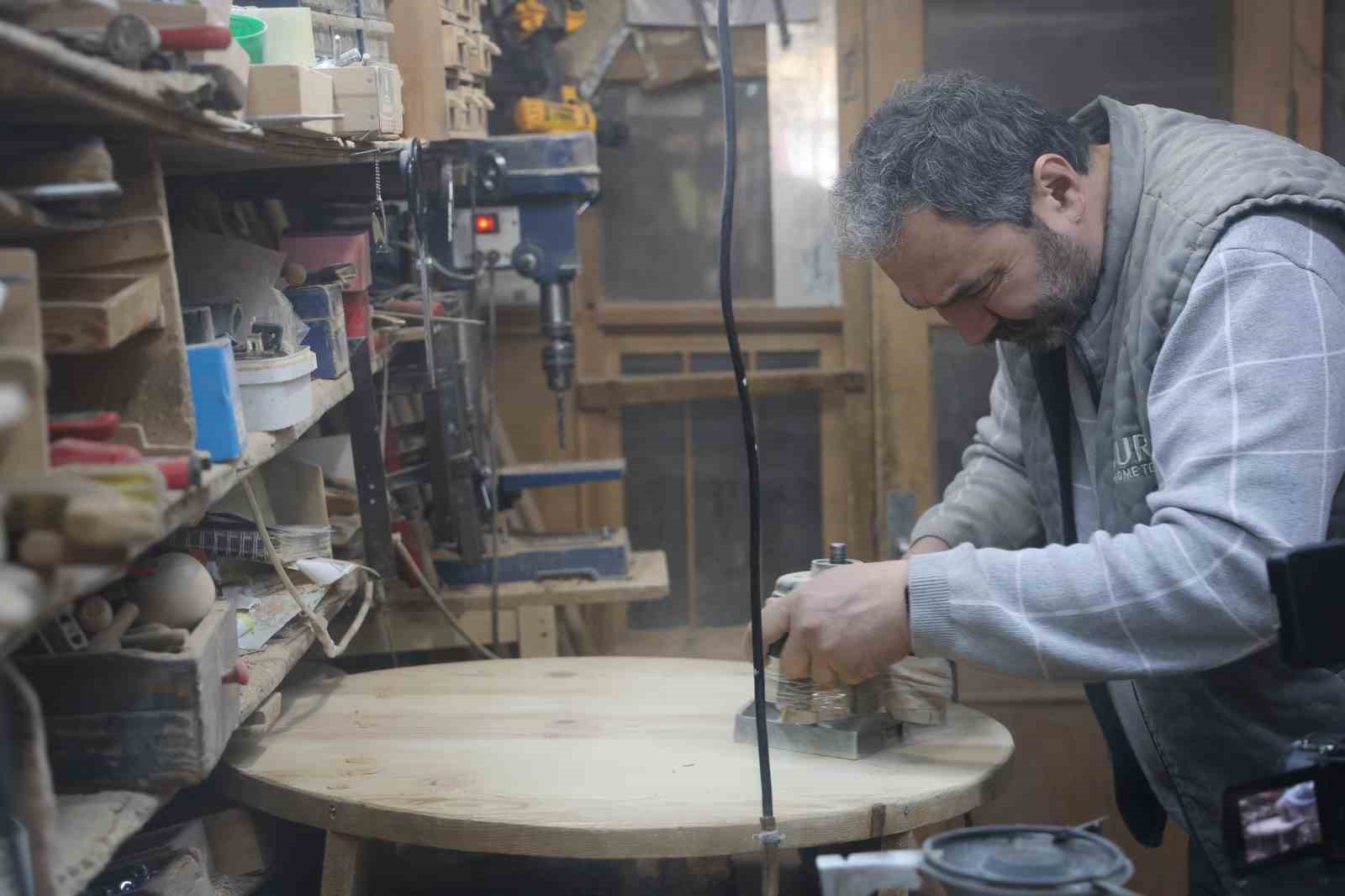 Baba oğul plastiğe karşı ahşap ustalığını yaşatmaya devam ediyor
