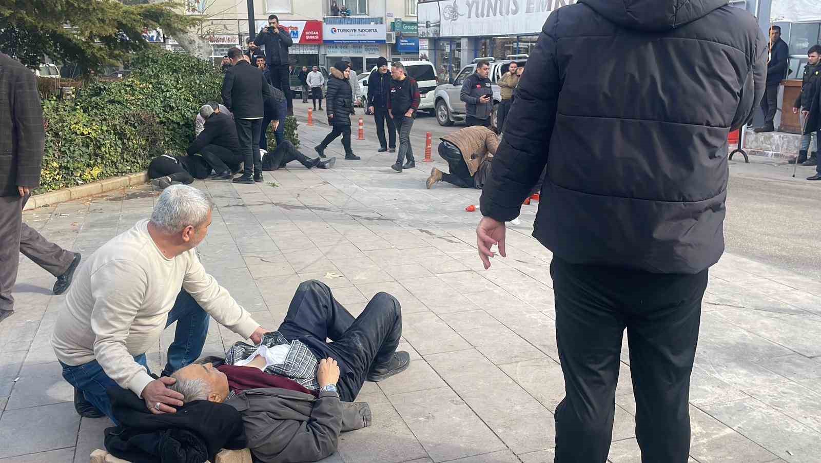 Baba ve 3 oğlu sokak ortasında silahla vuruldu: Yaralılardan 3’ünün durumu ağır
