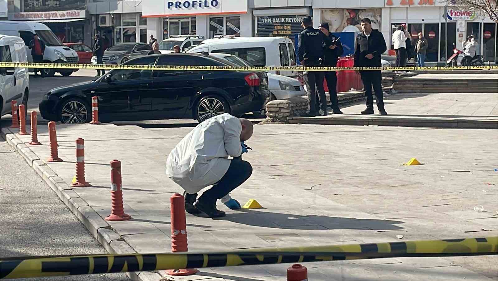 Baba ve 3 oğlu sokak ortasında silahla vuruldu: Yaralılardan 3’ünün durumu ağır
