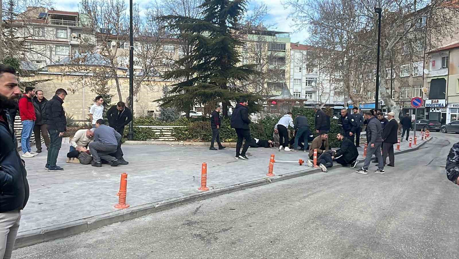 Baba ve 3 oğlu sokak ortasında silahla vuruldu: Yaralılardan 3’ünün durumu ağır
