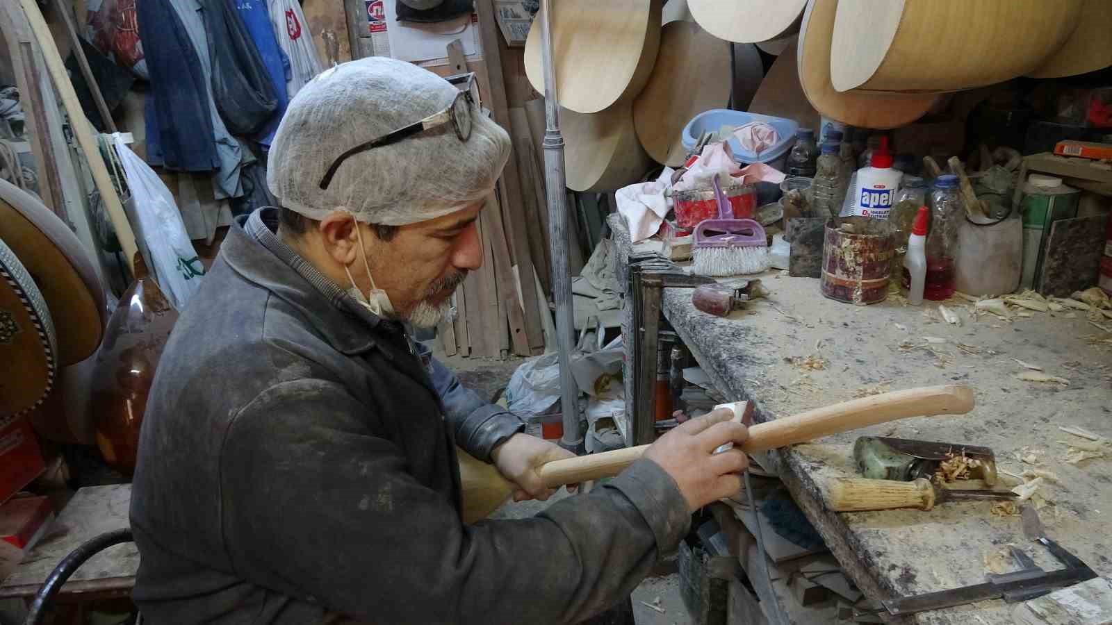 Baba yadigarı atölyede 35 yıldır bağlama üretiyor

