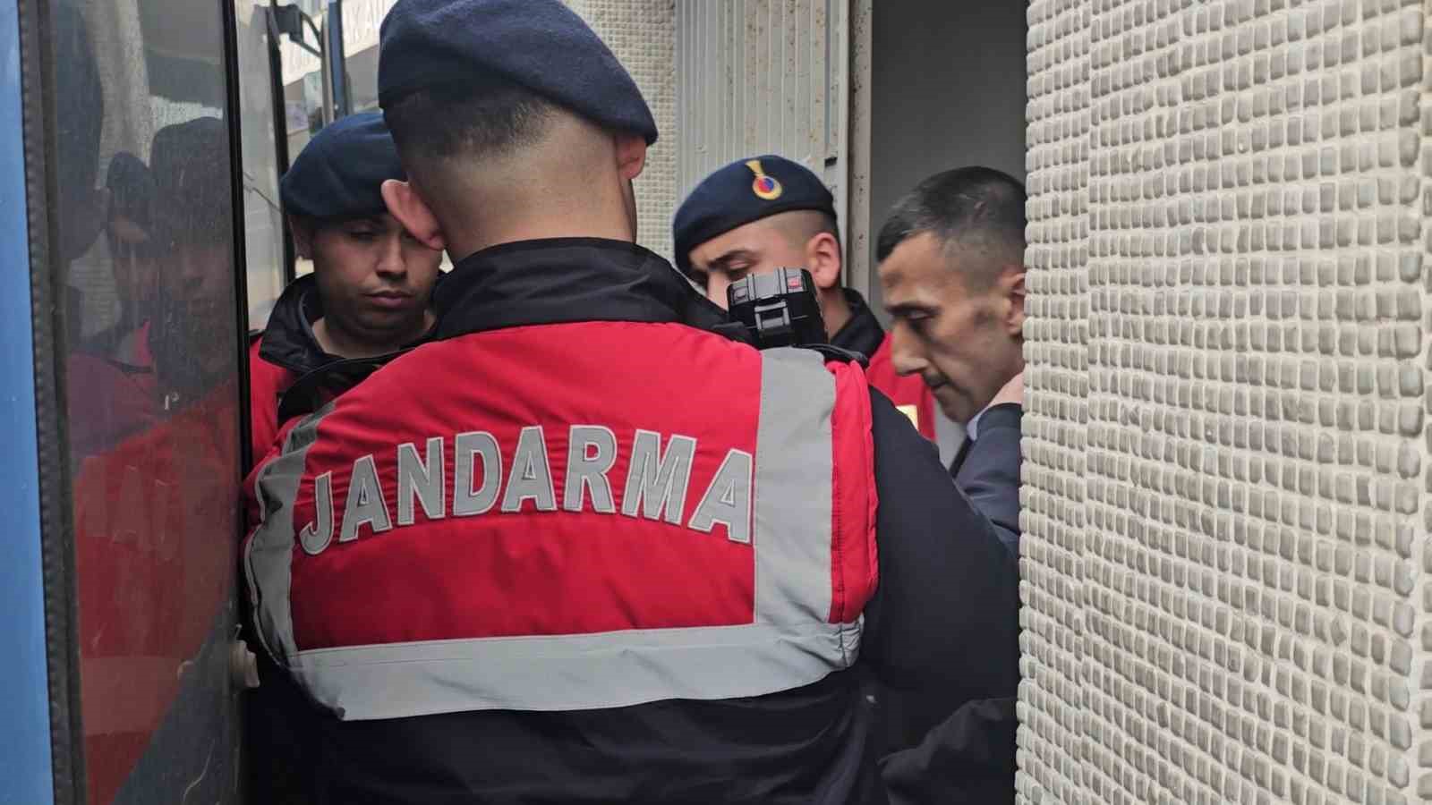 Babaanne ve iki torununun öldüğü cinayetin sanığı, mahkemede kendini savundu
Babaanne ve iki torununun öldüğü cinayetin sanığı, mahkemede kendini savundu