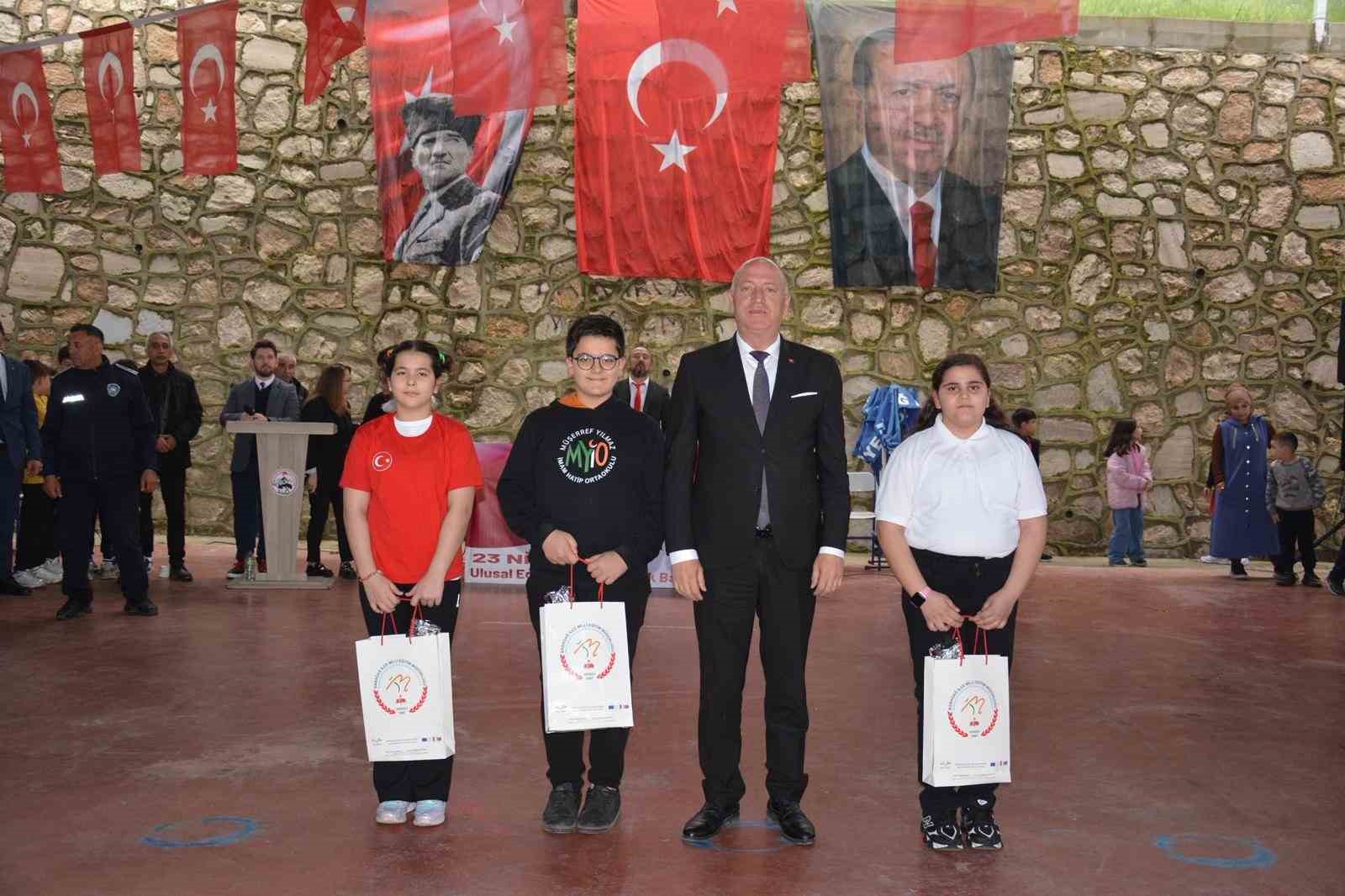 Babadağlı çocukların 23 Nisan coşkusu göz doldurdu
