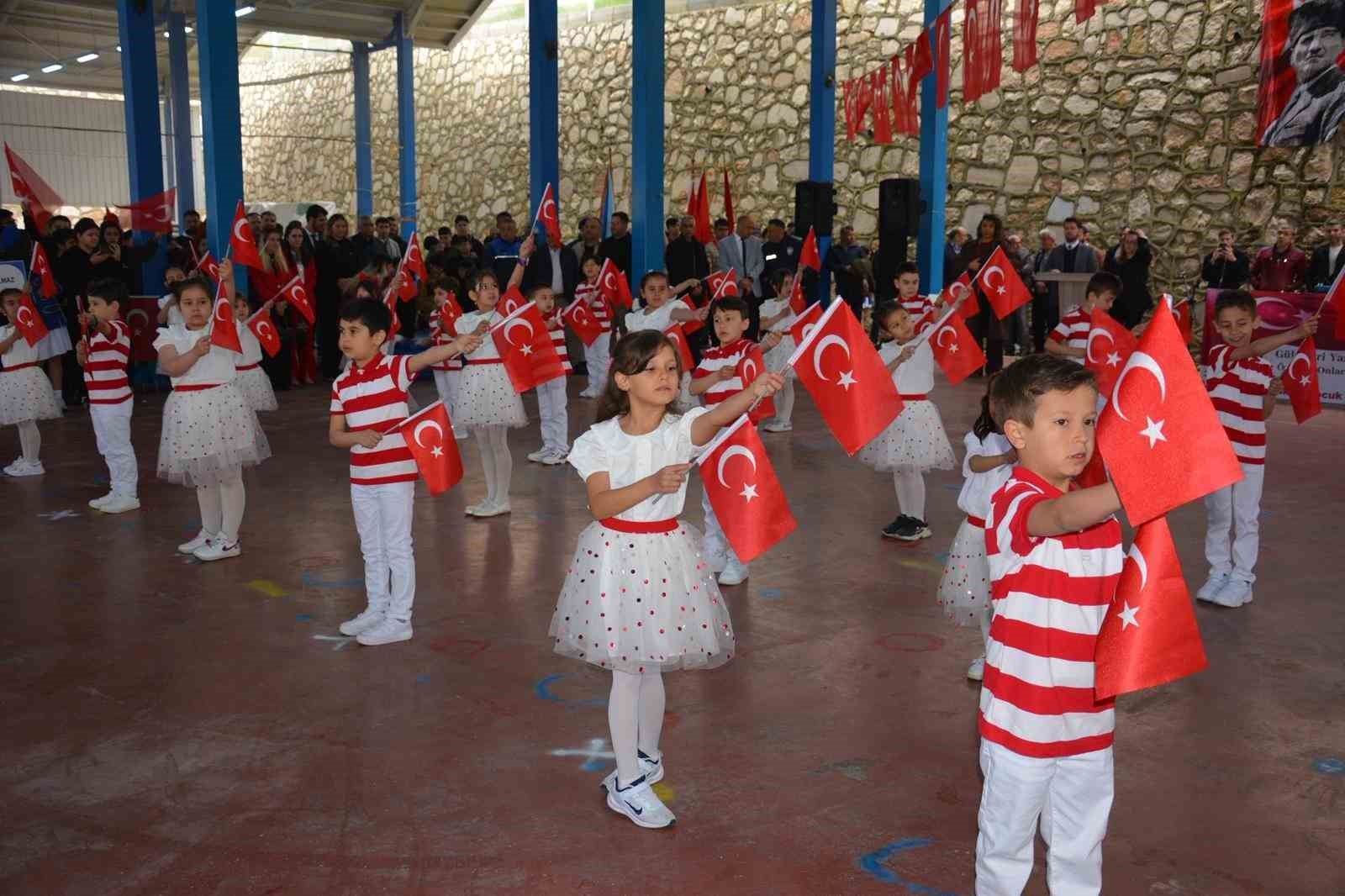 Babadağlı çocukların 23 Nisan coşkusu göz doldurdu
