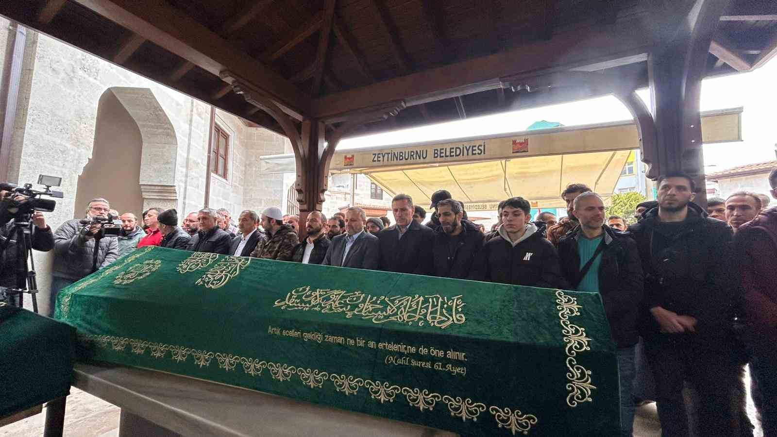 Babadan küçük kızına acı dolu veda: Kızının tabuta sarılarak gözyaşlarına boğuldu
