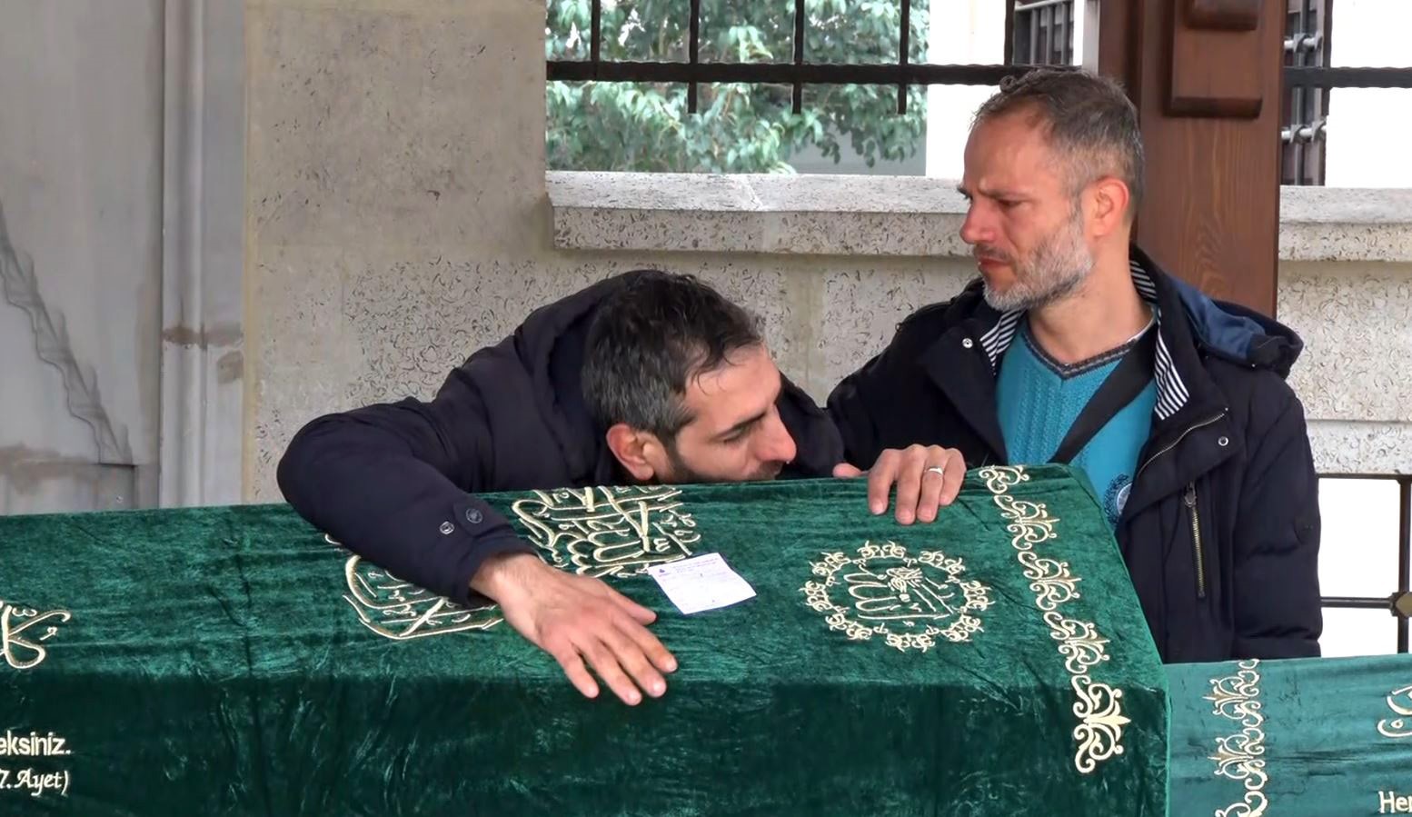 Babadan küçük kızına acı dolu veda: Kızının tabuta sarılarak gözyaşlarına boğuldu
