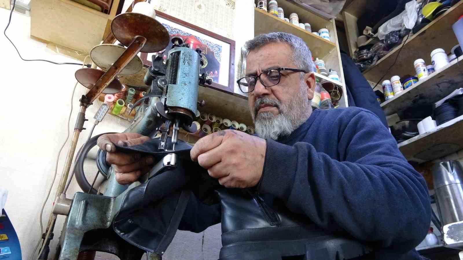 Babadan oğula ayakkabı tamirciliği
