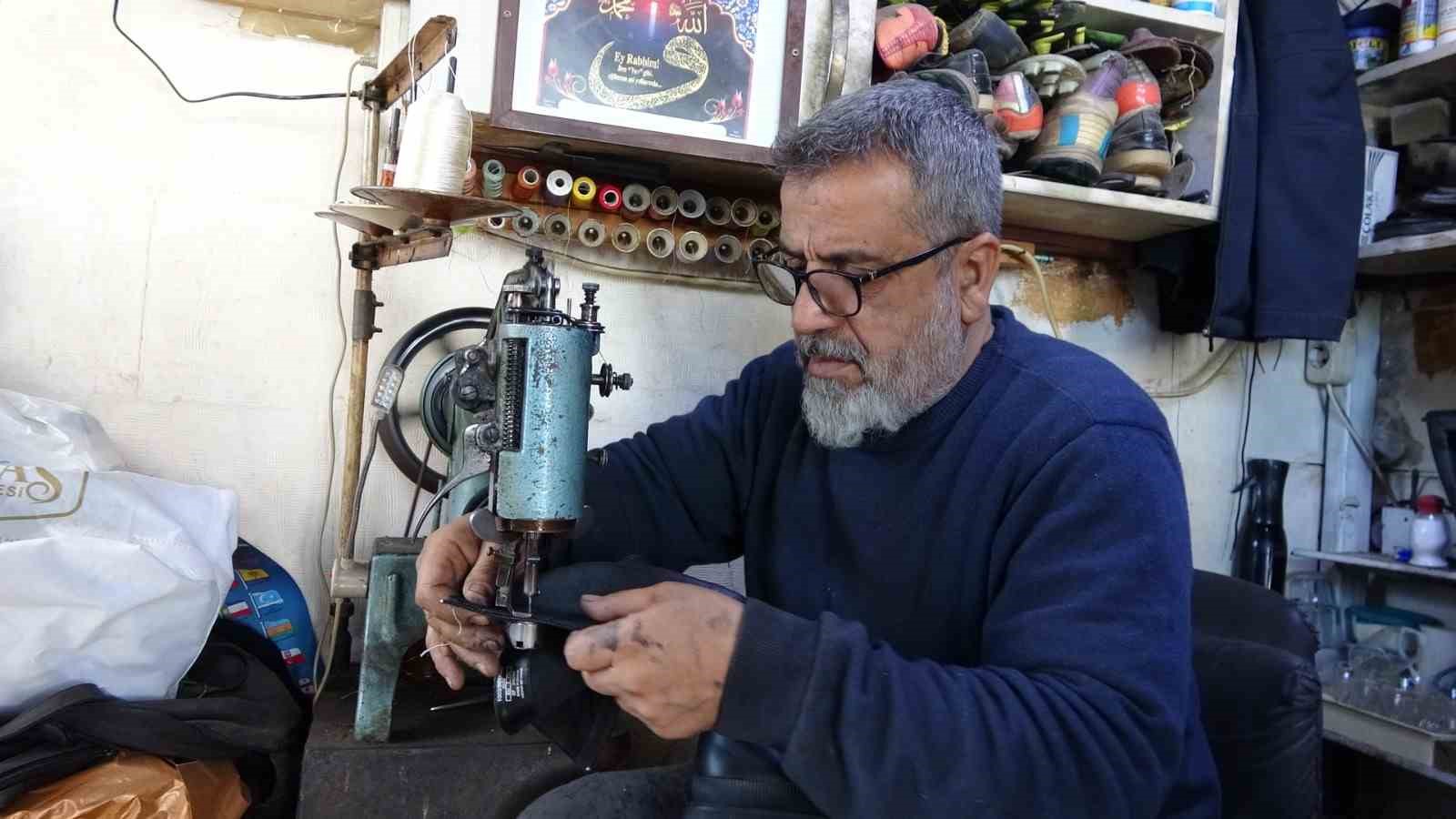 Babadan oğula ayakkabı tamirciliği
