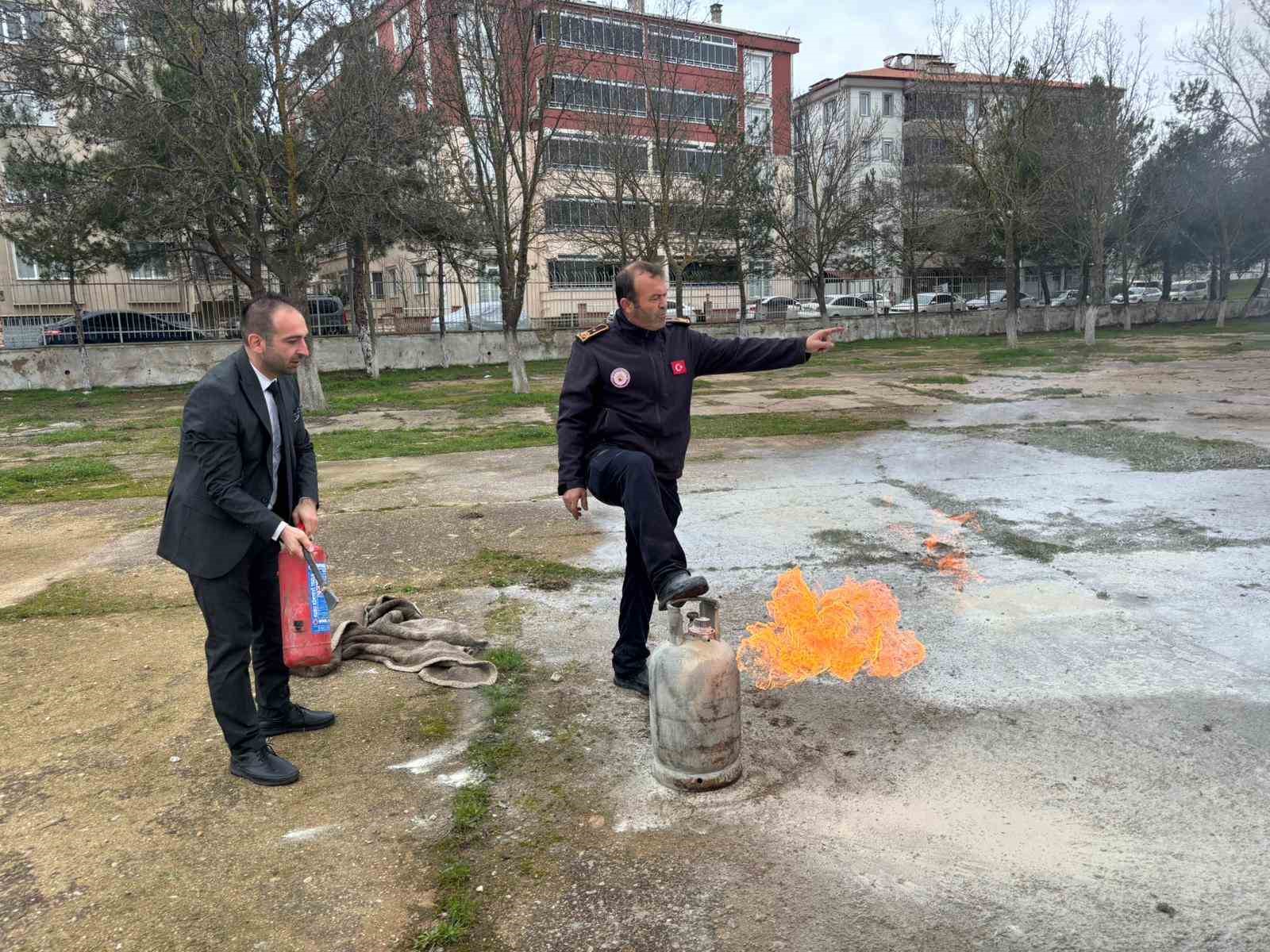 Babaeski Gençlik ve Spor Müdürlüğü personeline yangın söndürme eğitimi

