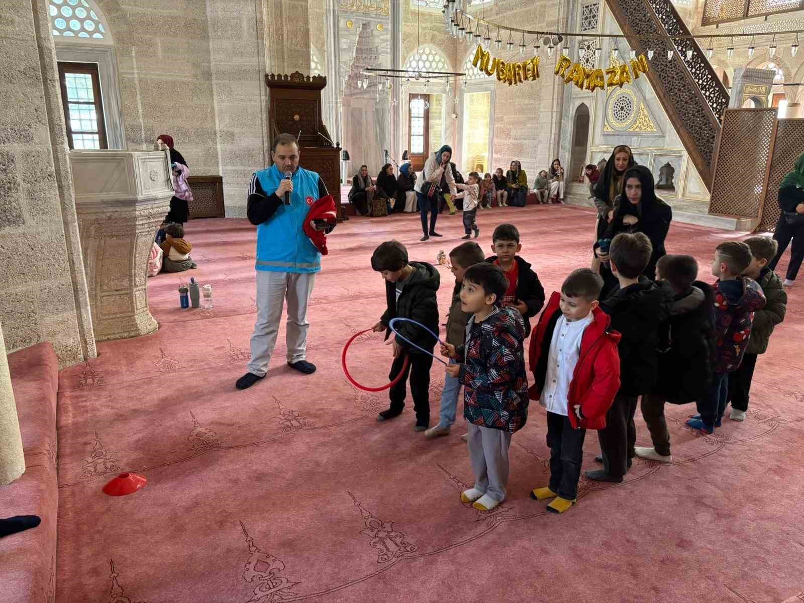 Babaeski’de minik öğrenciler Ramazan etkinliğinde cami ile tanıştı
