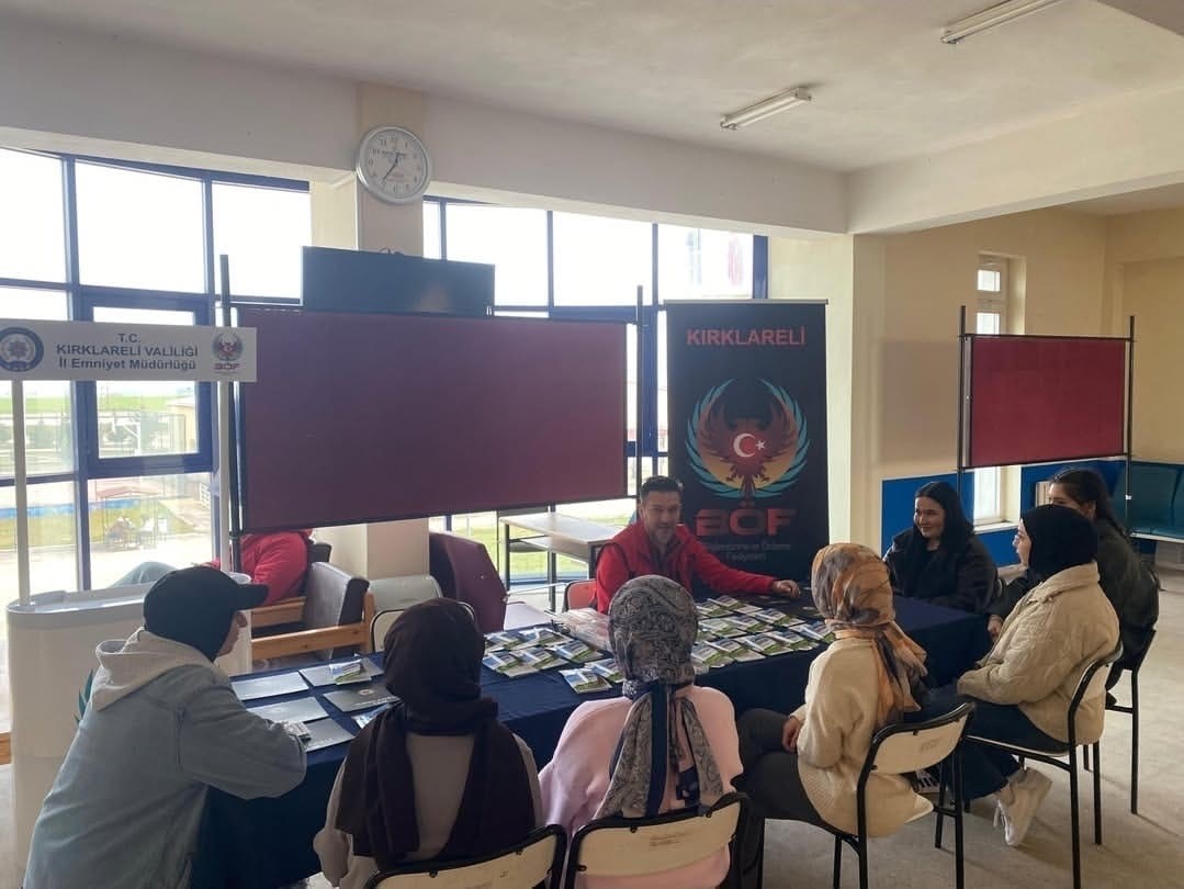 Babaeski’de üniversite öğrencilerine terörle mücadele bilgilendirmesi
