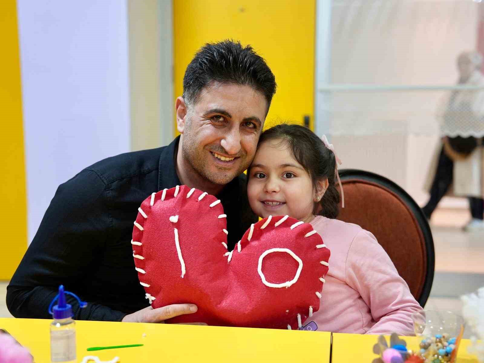 Babalar kızlarıyla 14 Şubat için kalp yastık yaptı
