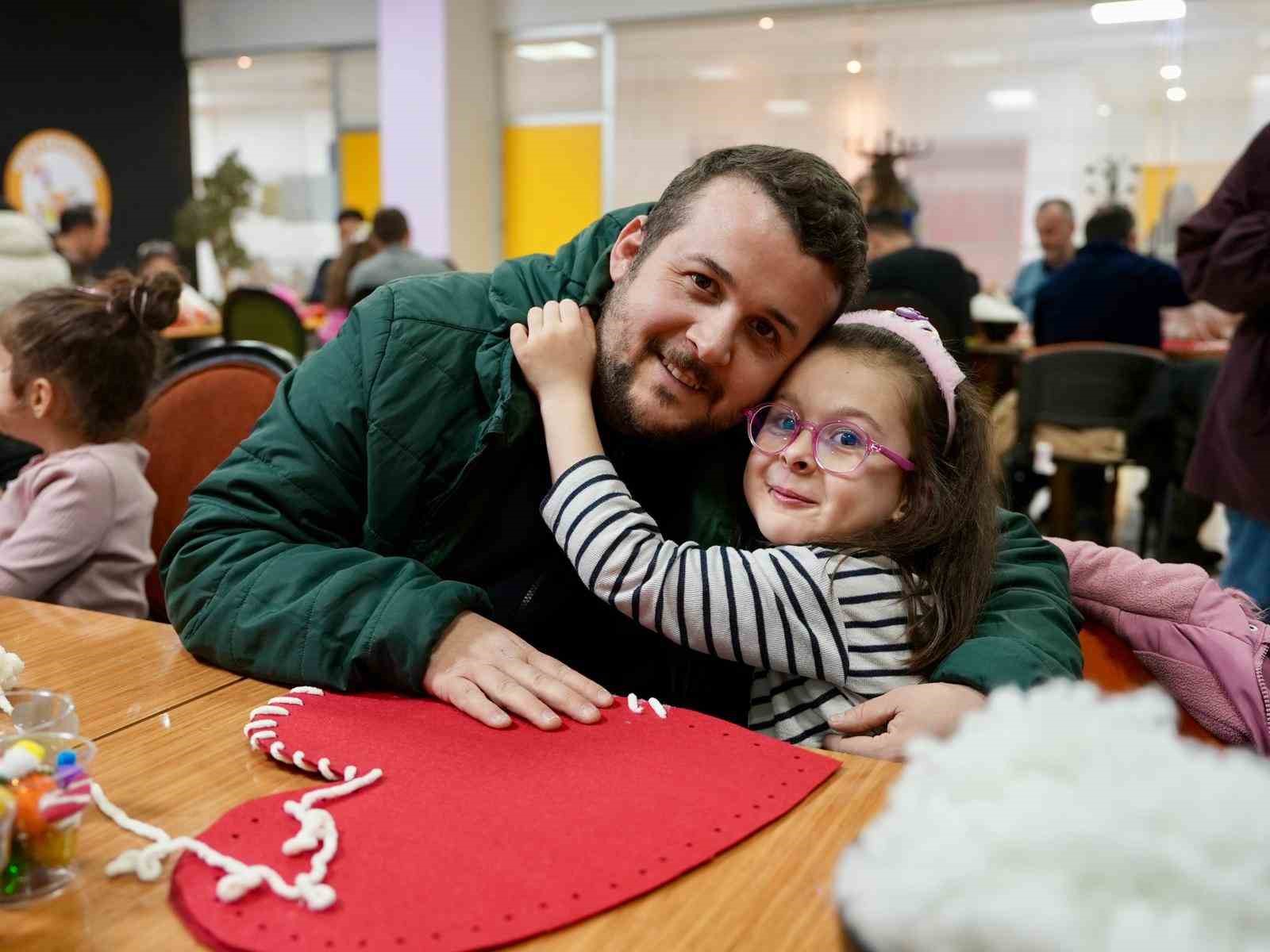 Babalar kızlarıyla 14 Şubat için kalp yastık yaptı
