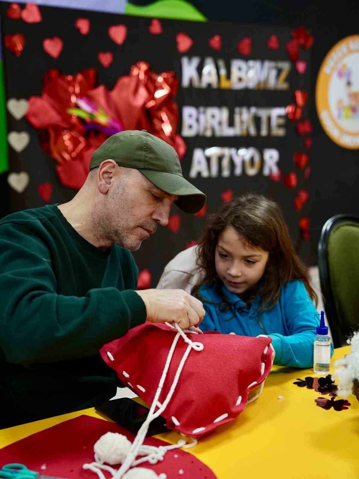 Babalar kızlarıyla 14 Şubat için kalp yastık yaptı
