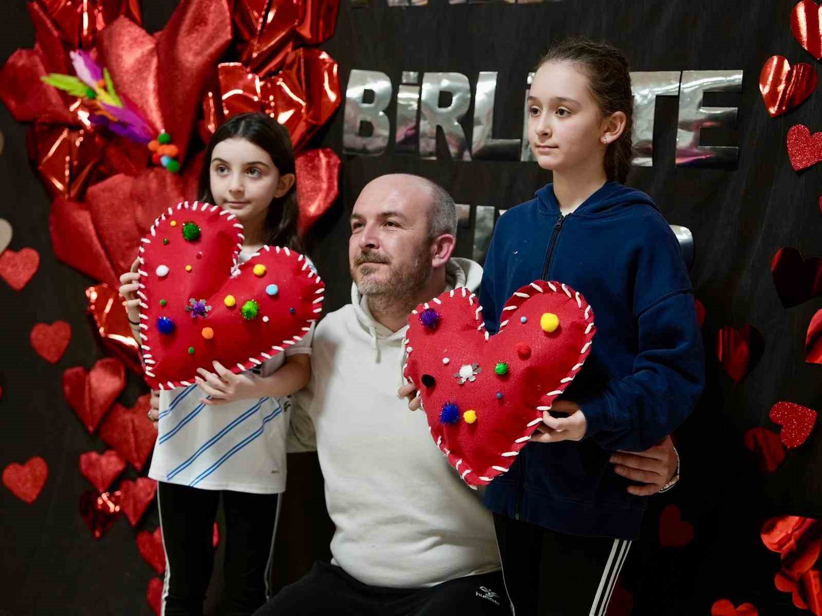 Babalar kızlarıyla 14 Şubat için kalp yastık yaptı
