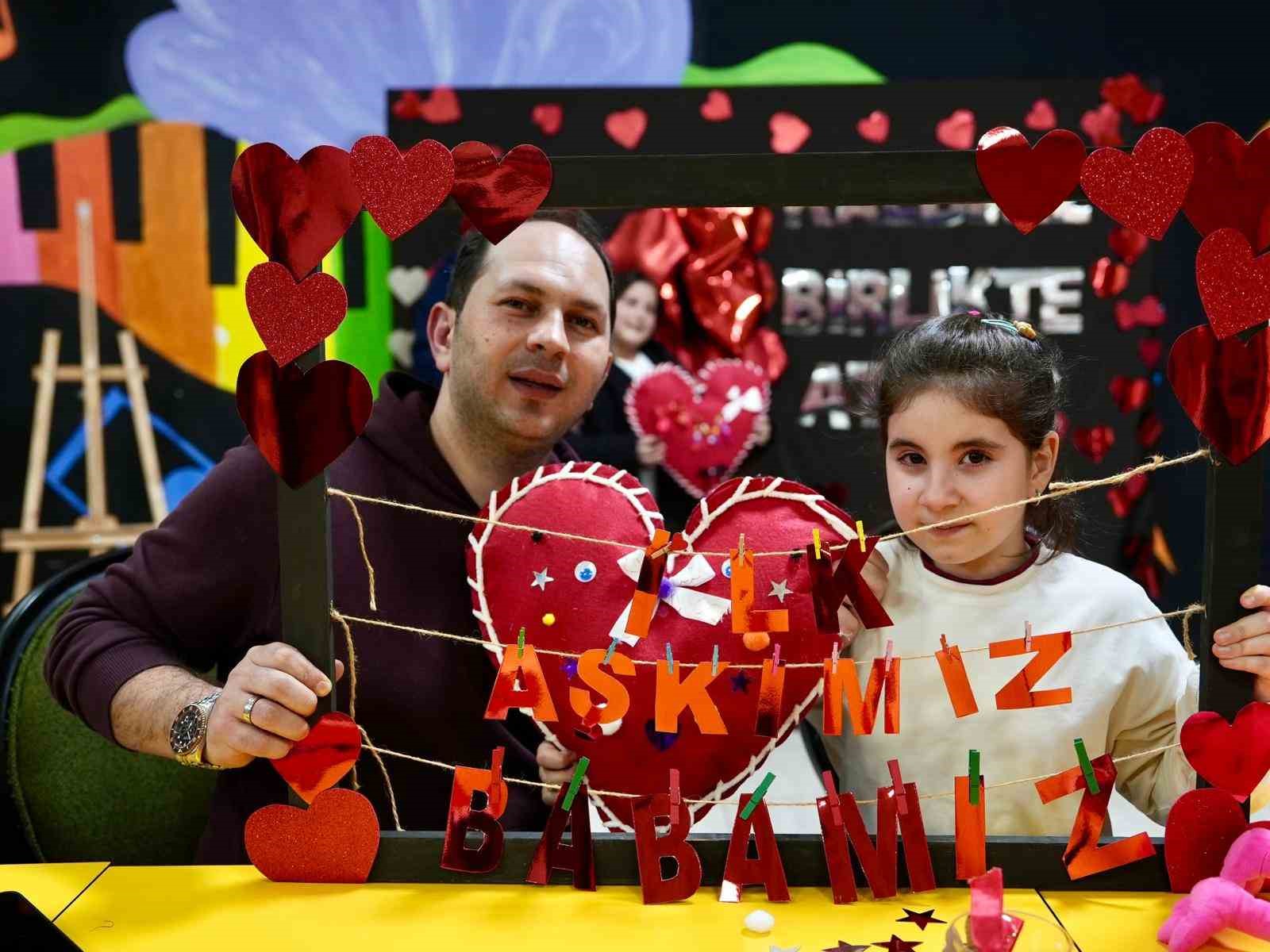 Babalar kızlarıyla 14 Şubat için kalp yastık yaptı
