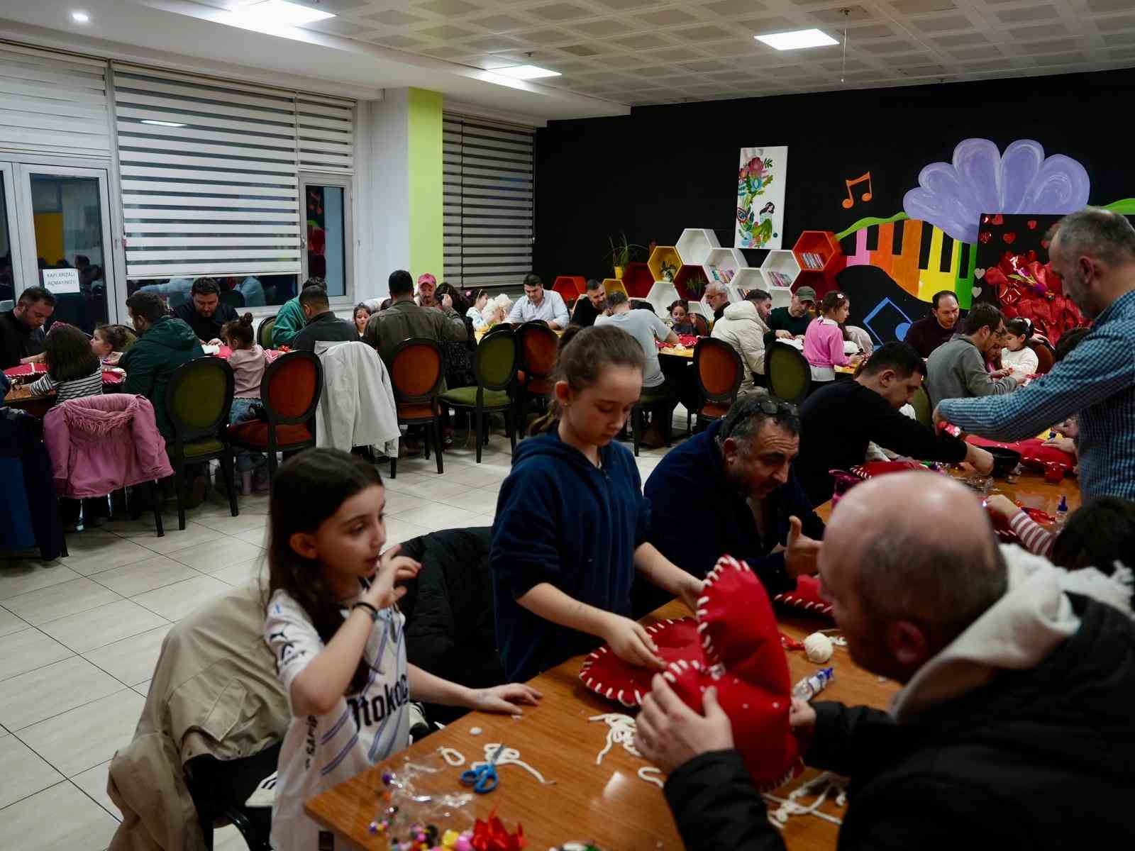 Babalar kızlarıyla 14 Şubat için kalp yastık yaptı
