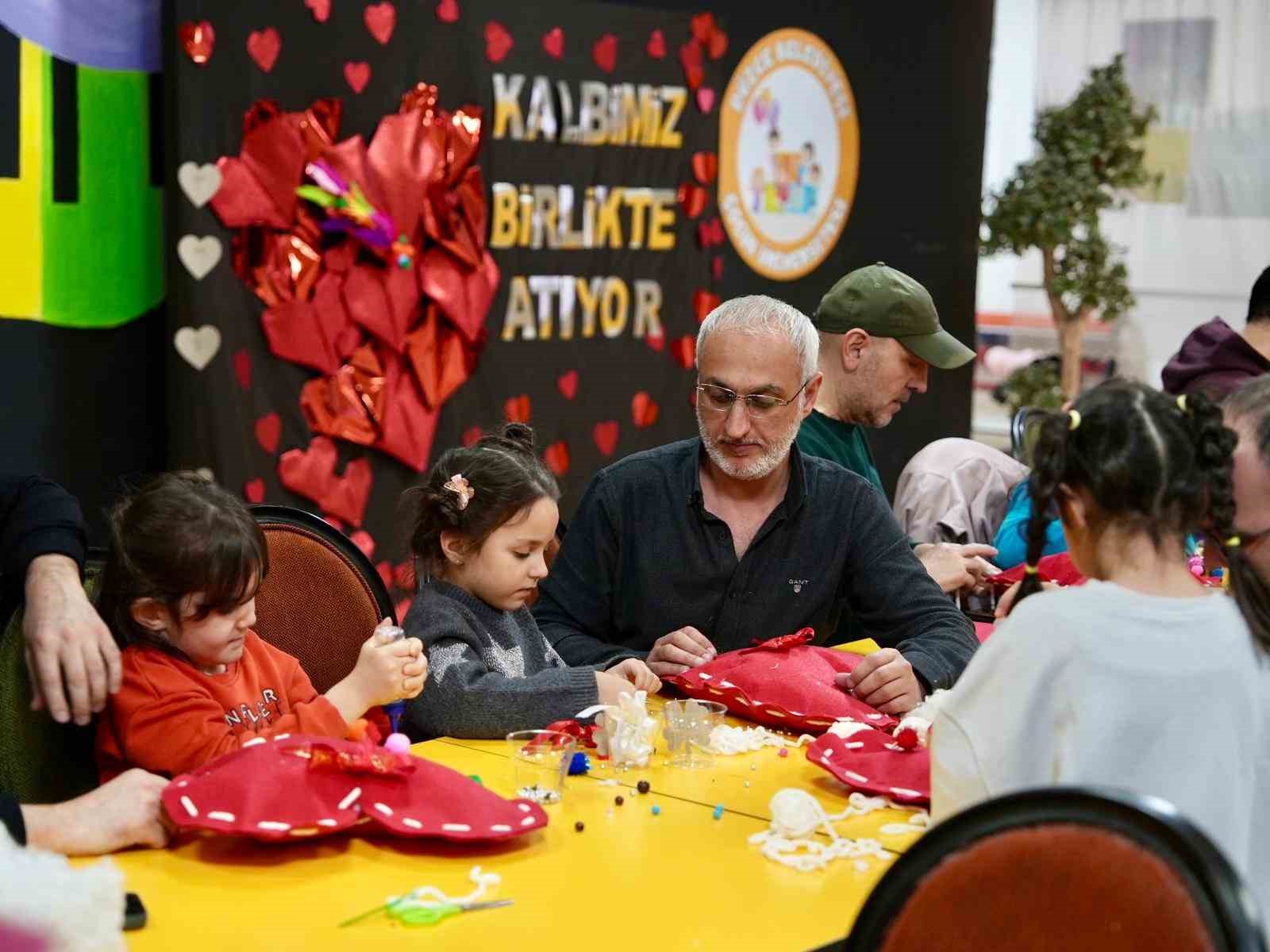 Babalar kızlarıyla 14 Şubat için kalp yastık yaptı
