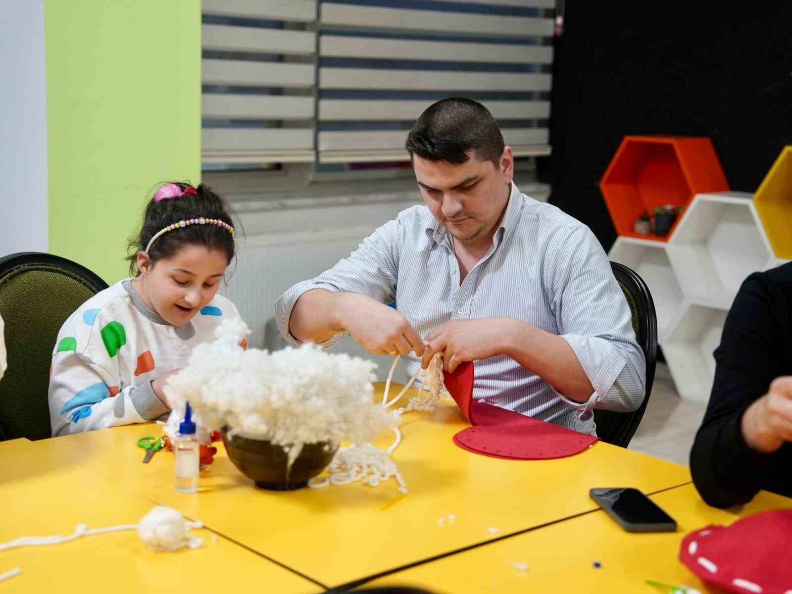 Babalar kızlarıyla 14 Şubat için kalp yastık yaptı
