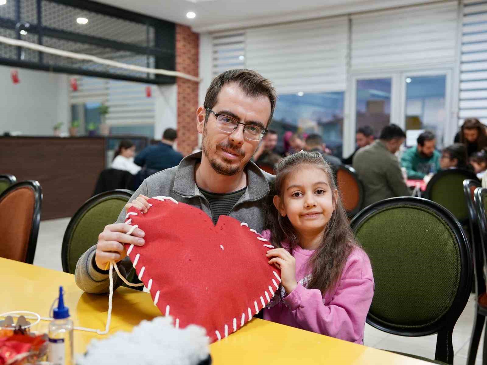 Babalar kızlarıyla 14 Şubat için kalp yastık yaptı
