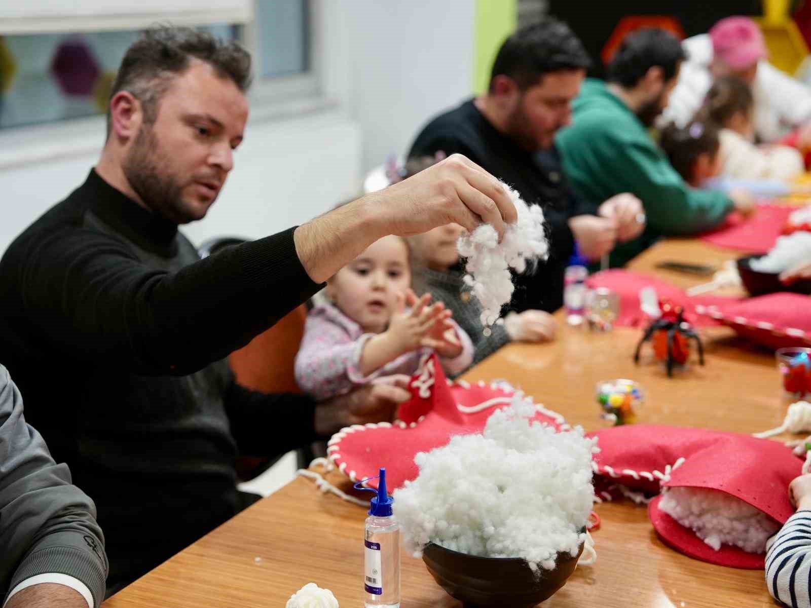 Babalar kızlarıyla 14 Şubat için kalp yastık yaptı
