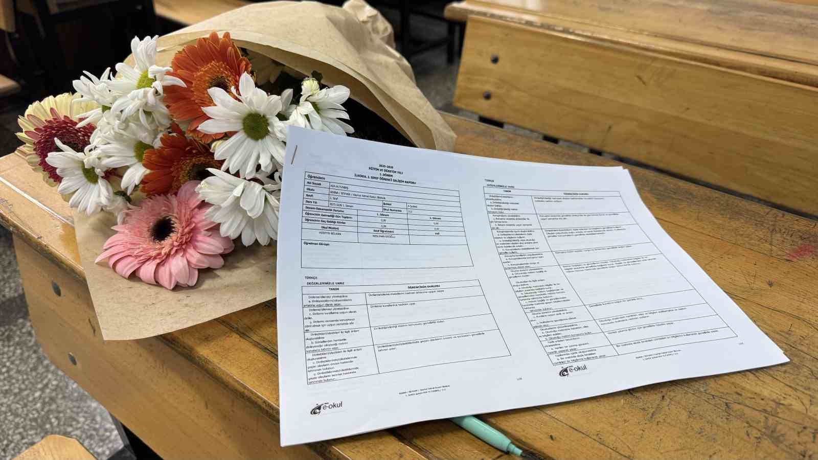 Babaları tarafından öldürülen kardeşlerin karneleri çiçeklerle sıralarına bırakıldı
