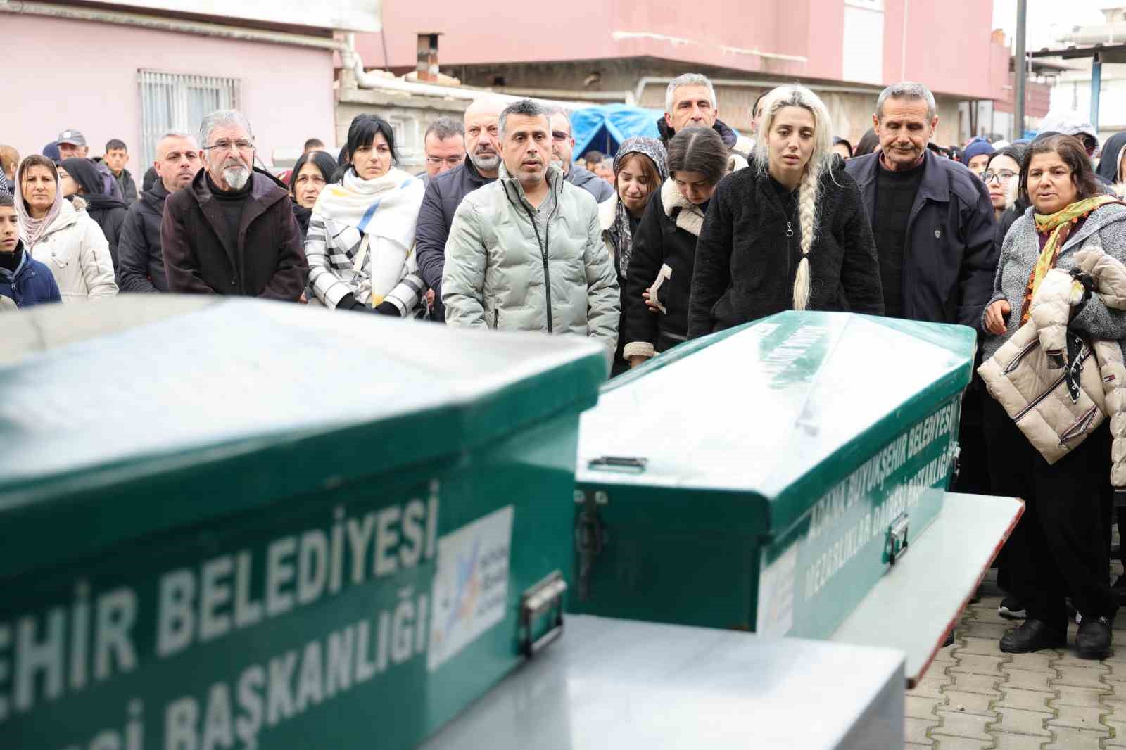 Babalarının öldürdüğü kardeşler yan yana toprağa verildi
