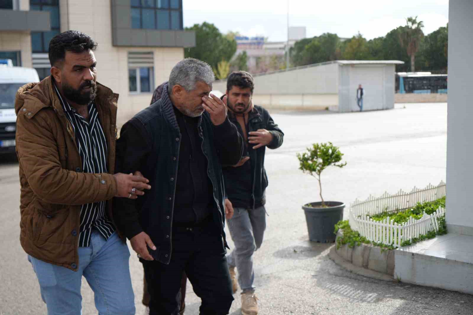 Babanın en ağır yükü: Kızı ve 5 torununun cenazesini gözyaşlarıyla teslim aldı
