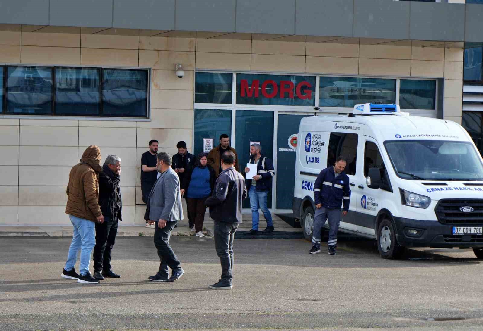 Babanın en ağır yükü: Kızı ve 5 torununun cenazesini gözyaşlarıyla teslim aldı
