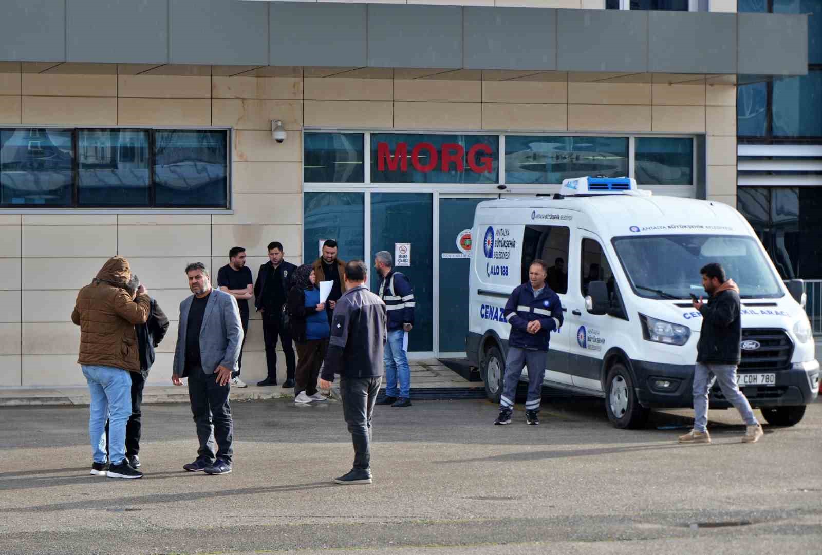 Babanın en ağır yükü: Kızı ve 5 torununun cenazesini gözyaşlarıyla teslim aldı
