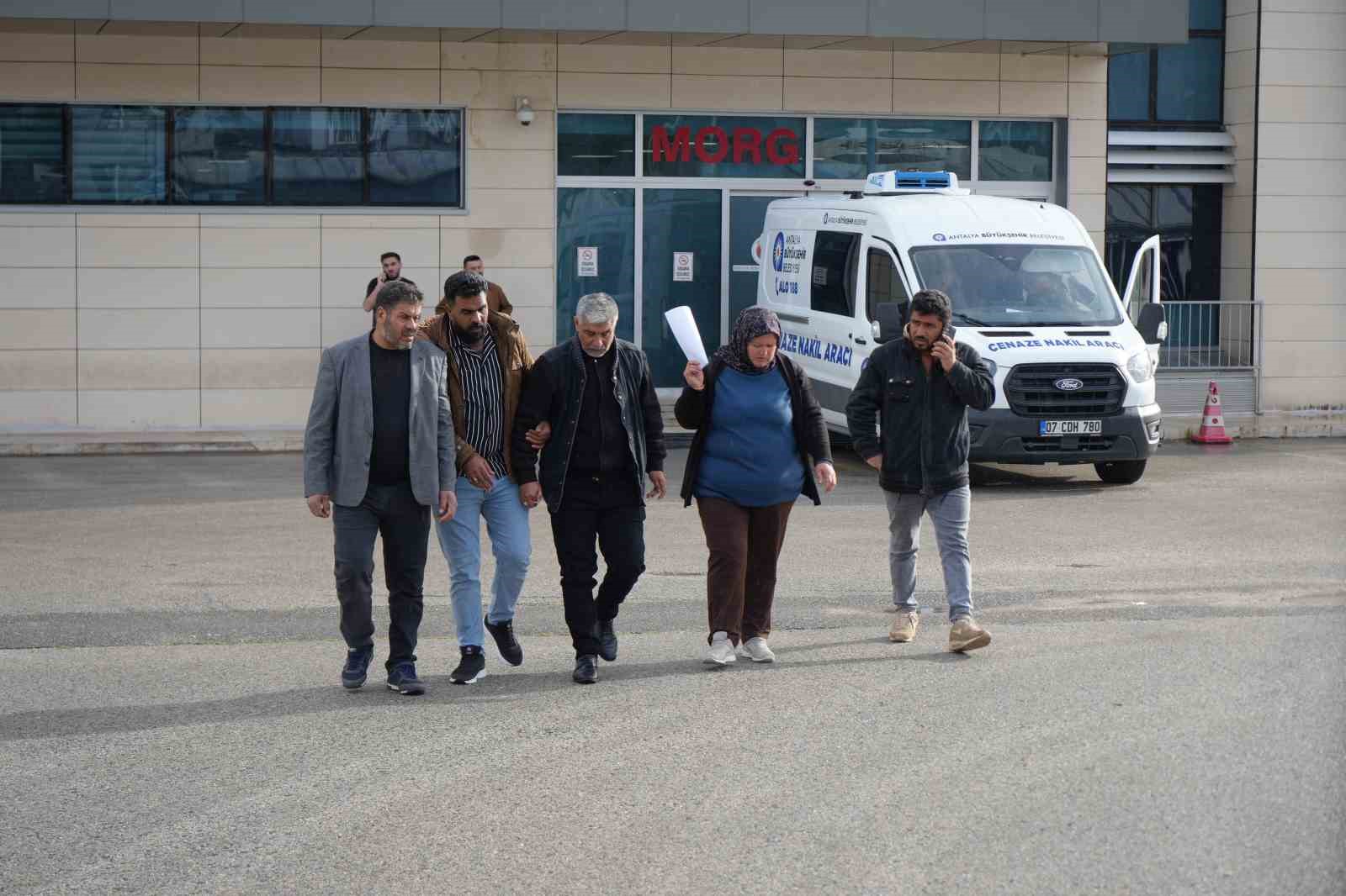 Babanın en ağır yükü: Kızı ve 5 torununun cenazesini gözyaşlarıyla teslim aldı
