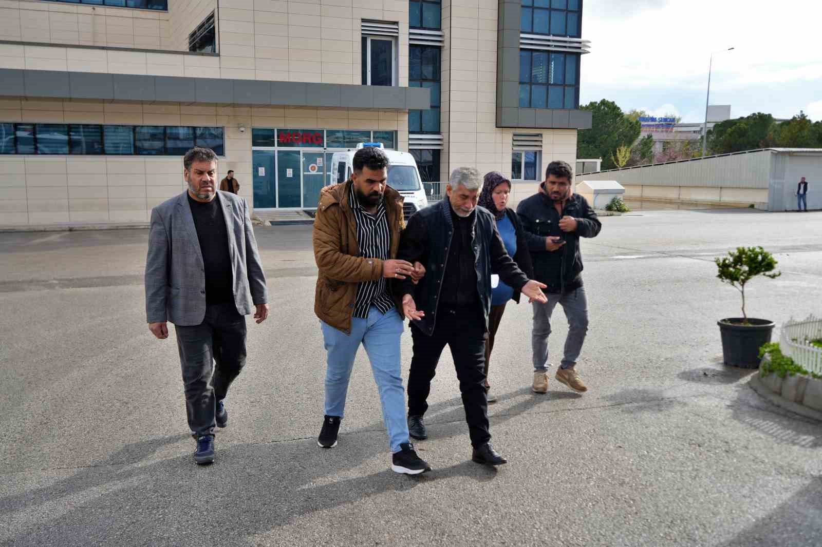 Babanın en ağır yükü: Kızı ve 5 torununun cenazesini gözyaşlarıyla teslim aldı
