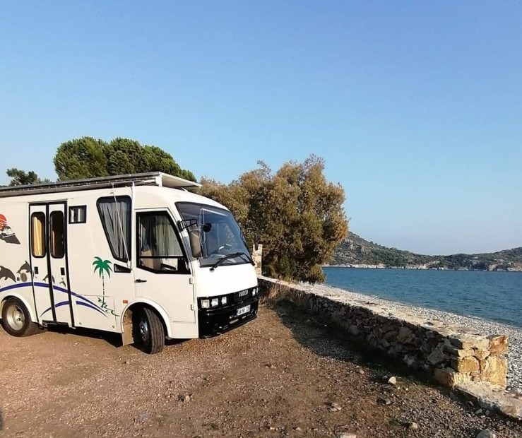 Babasından kalan sessiz hatıralara gözü gibi bakıyor
