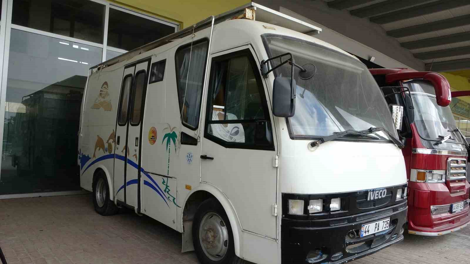 Babasından kalan sessiz hatıralara gözü gibi bakıyor
