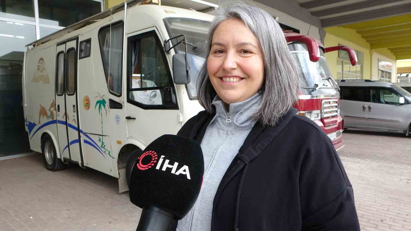 Babasından kalan sessiz hatıralara gözü gibi bakıyor
