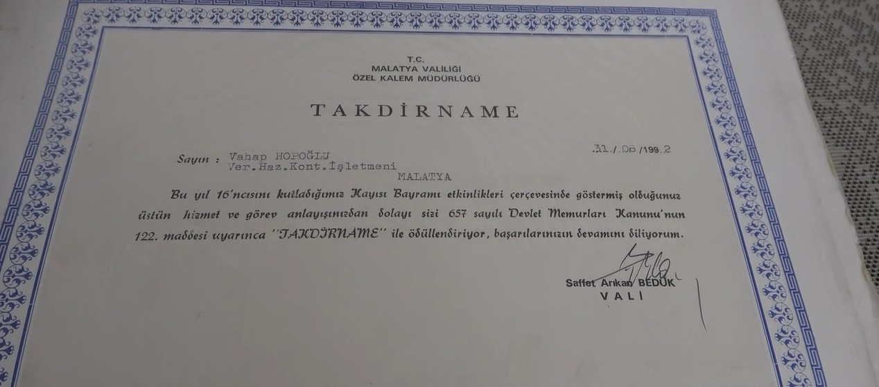 Babasından kalan sessiz hatıralara gözü gibi bakıyor
