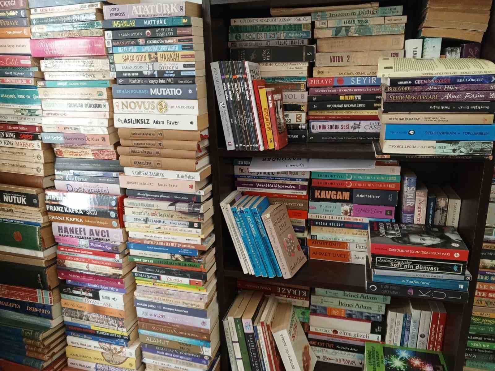 Babasından kalan sessiz hatıralara gözü gibi bakıyor
