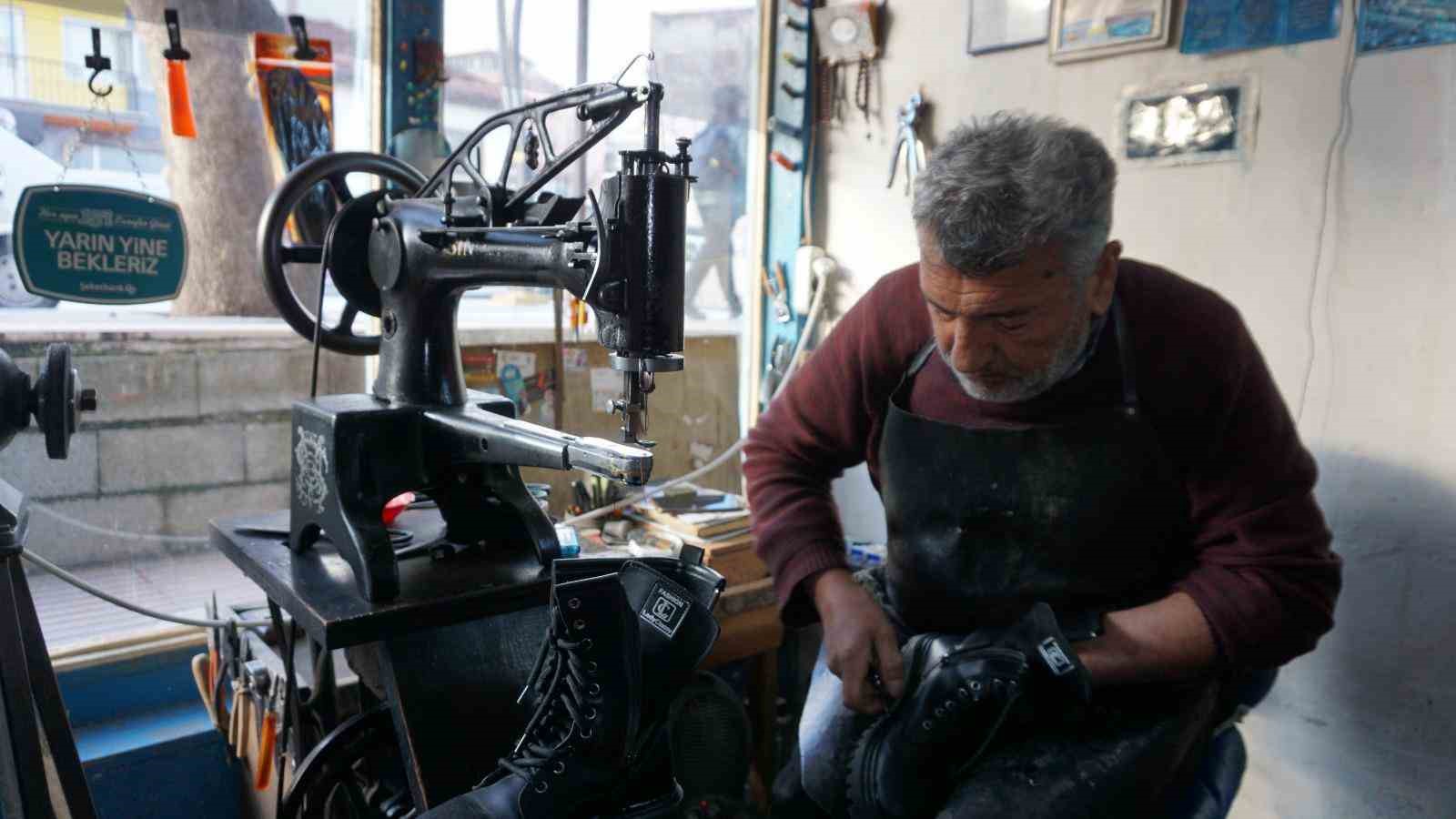 Babasından öğrendiği ayakkabı tamirciliğini 40 yıldır sürdürüyor
Babasından öğrendiği ayakkabı tamirciliğini 40 yıldır sürdürüyor