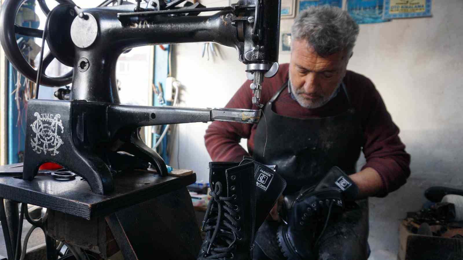 Babasından öğrendiği ayakkabı tamirciliğini 40 yıldır sürdürüyor
Babasından öğrendiği ayakkabı tamirciliğini 40 yıldır sürdürüyor