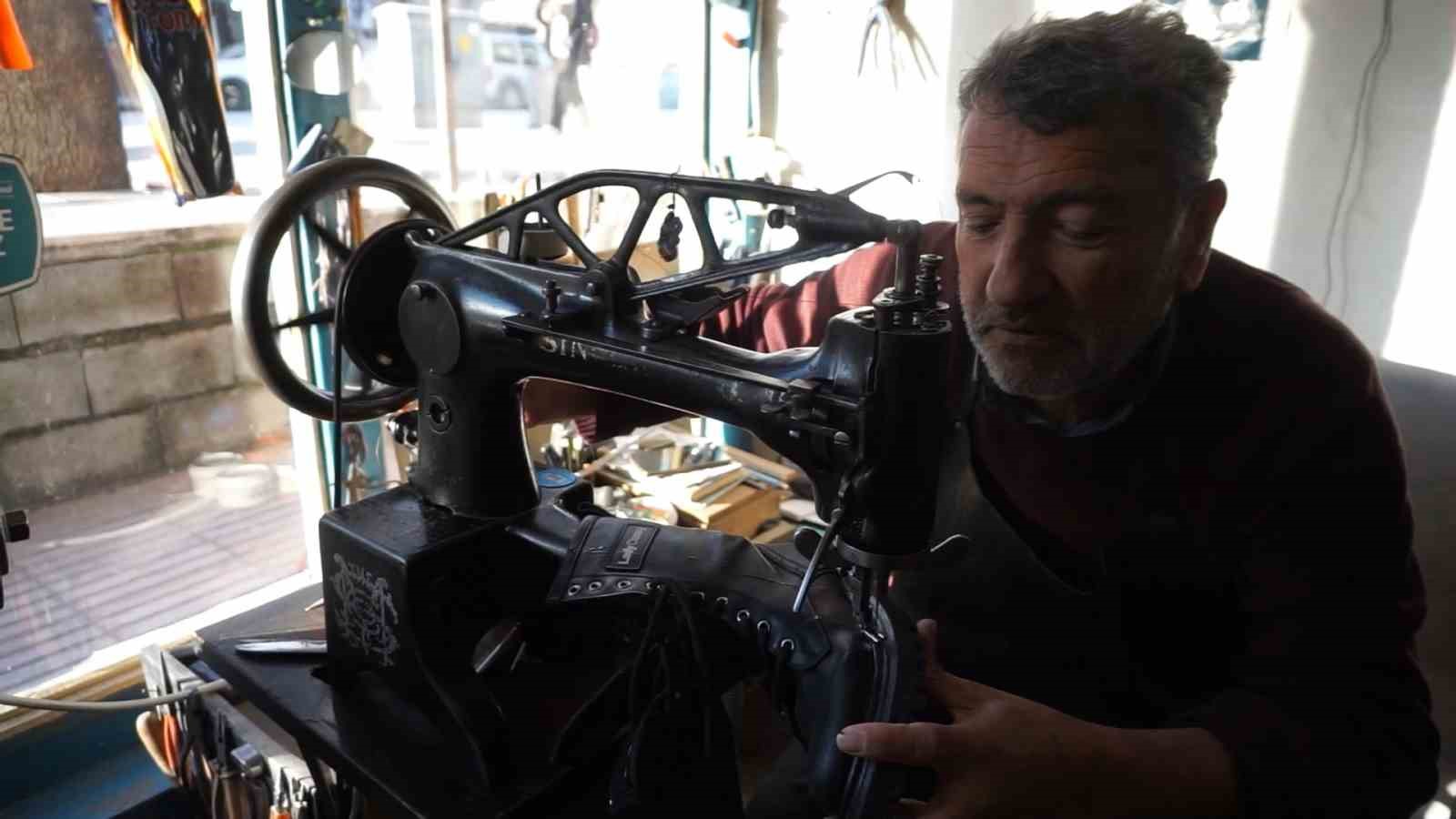 Babasından öğrendiği ayakkabı tamirciliğini 40 yıldır sürdürüyor
Babasından öğrendiği ayakkabı tamirciliğini 40 yıldır sürdürüyor