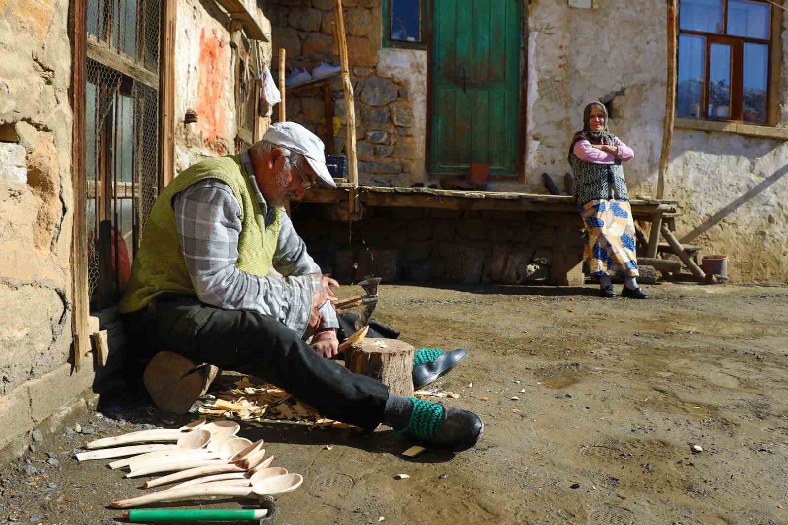 Babasından öğrendiği tahta kaşıkçılığı yaşatıyor
