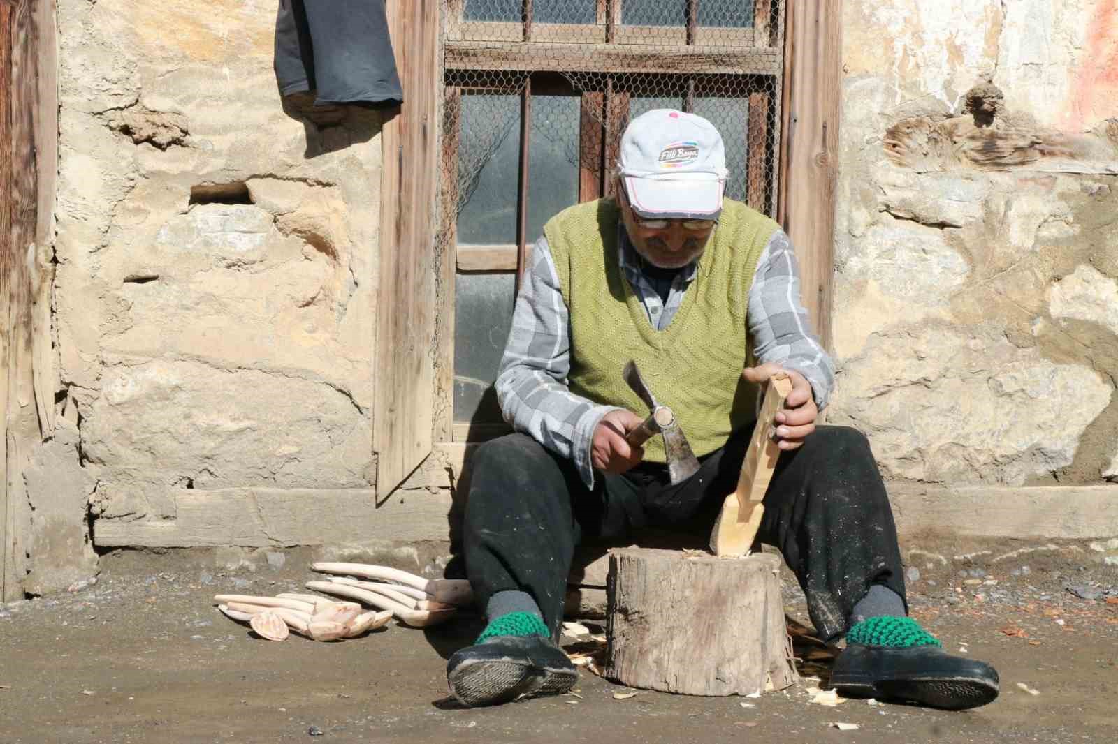 Babasından öğrendiği tahta kaşıkçılığı yaşatıyor
