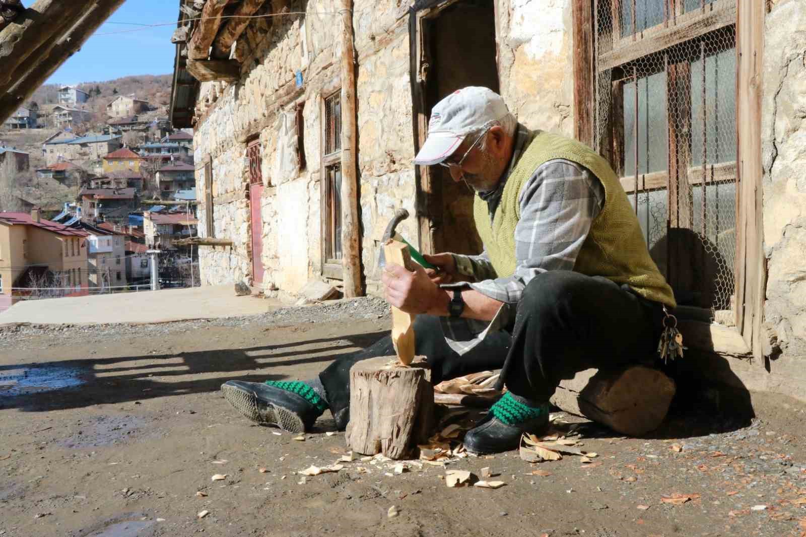 Babasından öğrendiği tahta kaşıkçılığı yaşatıyor
