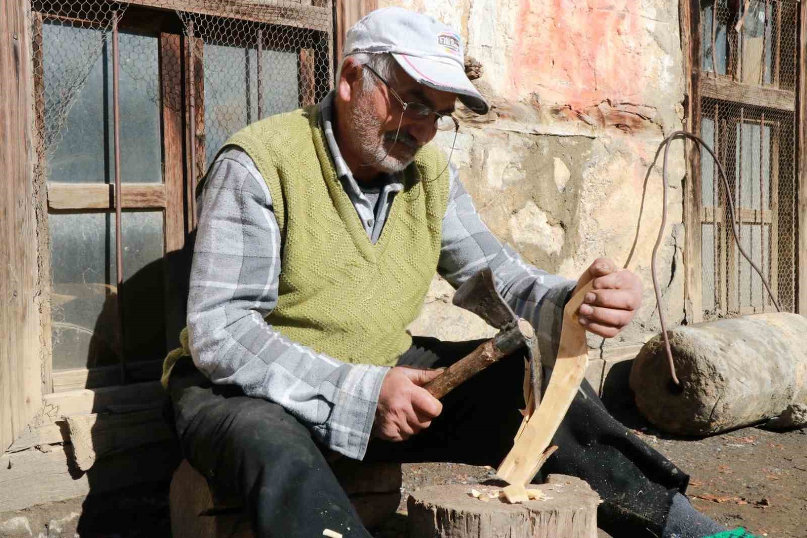 Babasından öğrendiği tahta kaşıkçılığı yaşatıyor
