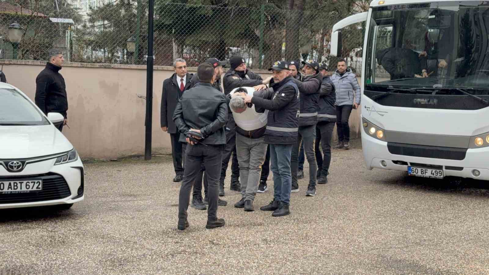 Babasını öldürdüğünü kabul etti,
