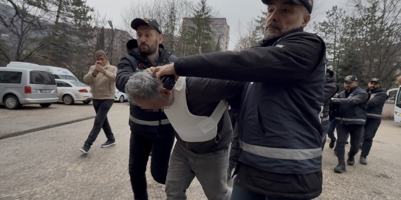 Babasını öldürdüğünü kabul etti,
