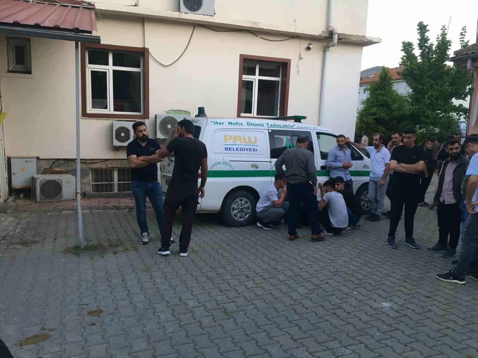 Babasını öldüren ve annesini yaralayan sanık çocuk mahkemede tüm detayları anlattı:
Babasını öldüren ve annesini yaralayan sanık çocuk mahkemede tüm detayları anlattı: