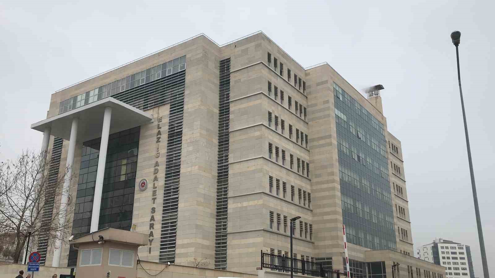 Babasını öldüren ve annesini yaralayan sanık çocuk mahkemede tüm detayları anlattı:
Babasını öldüren ve annesini yaralayan sanık çocuk mahkemede tüm detayları anlattı: